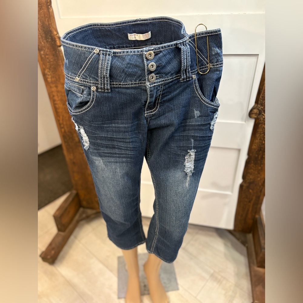 No Boundaries Women’s Cropped Jeans Size 15 Dark Blue Embroidered Pockets